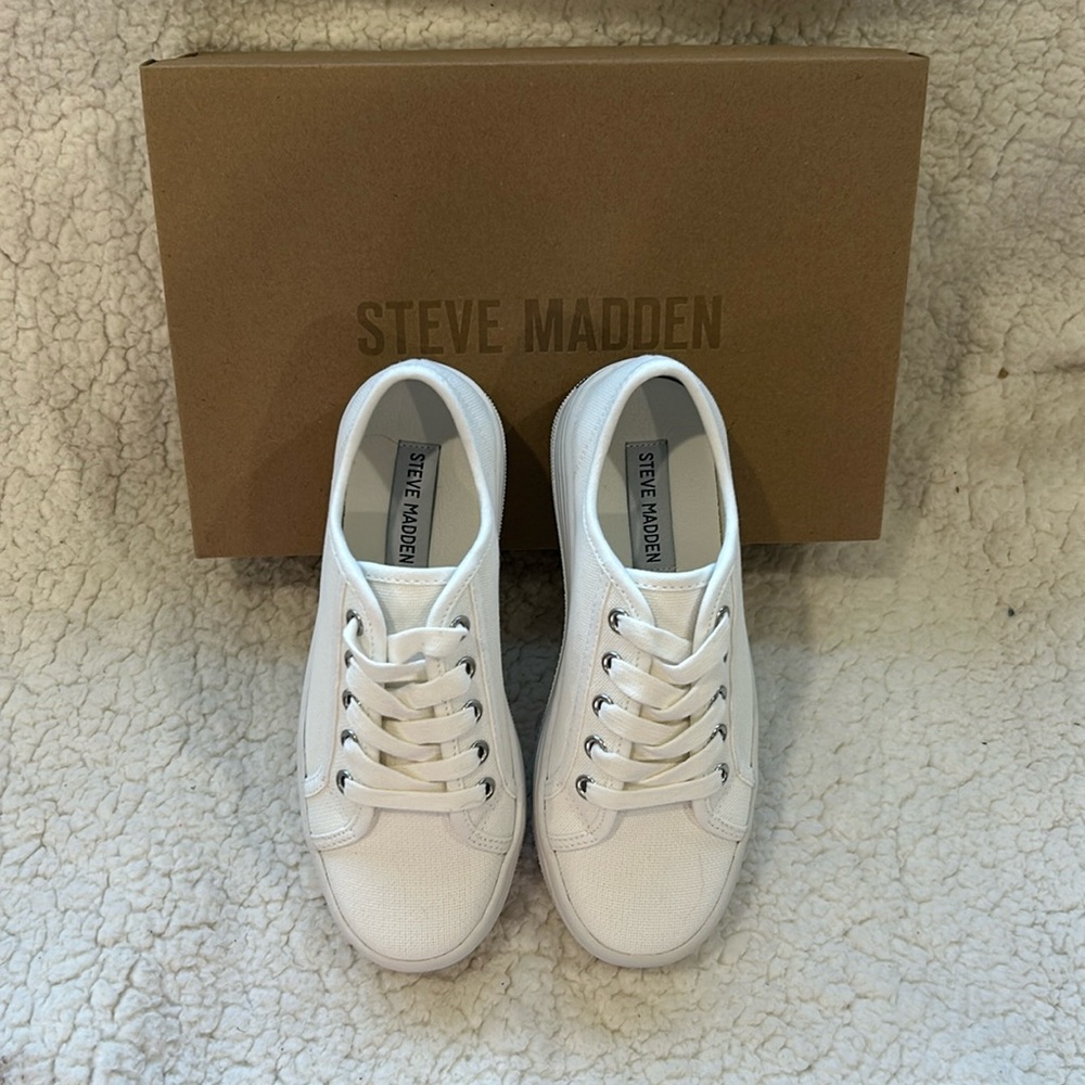 Women’s Steve Madden white fabric Bobbi 30 sneakers size 5.5